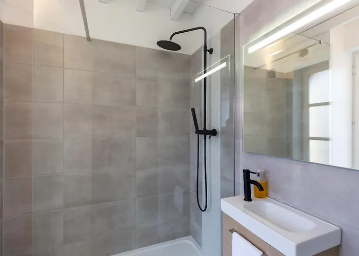 Le Temps De Vivre - Center - Closed Garage